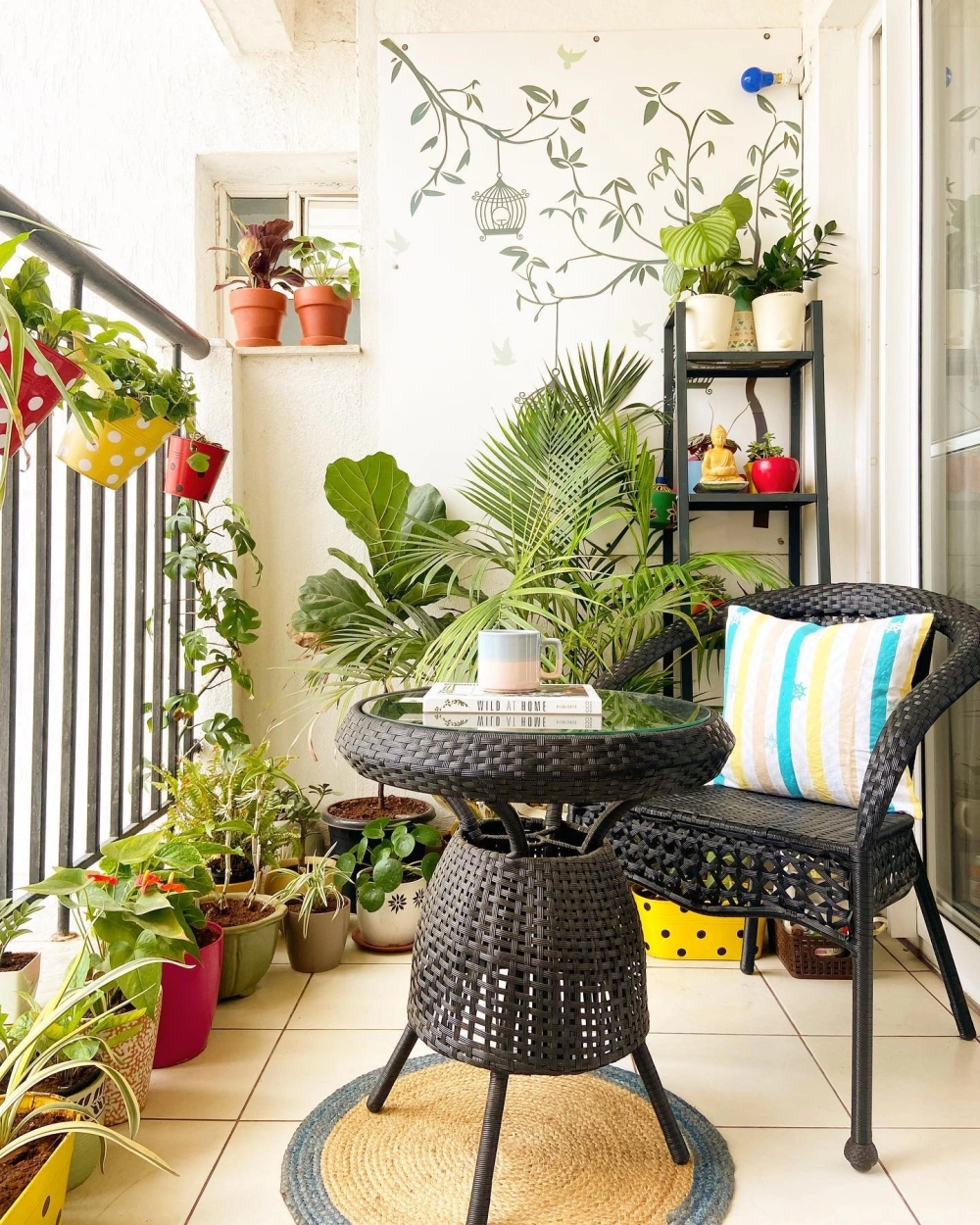 Tiểu cảnh ban công đẹp với hồ cá nhỏ và đá cuội