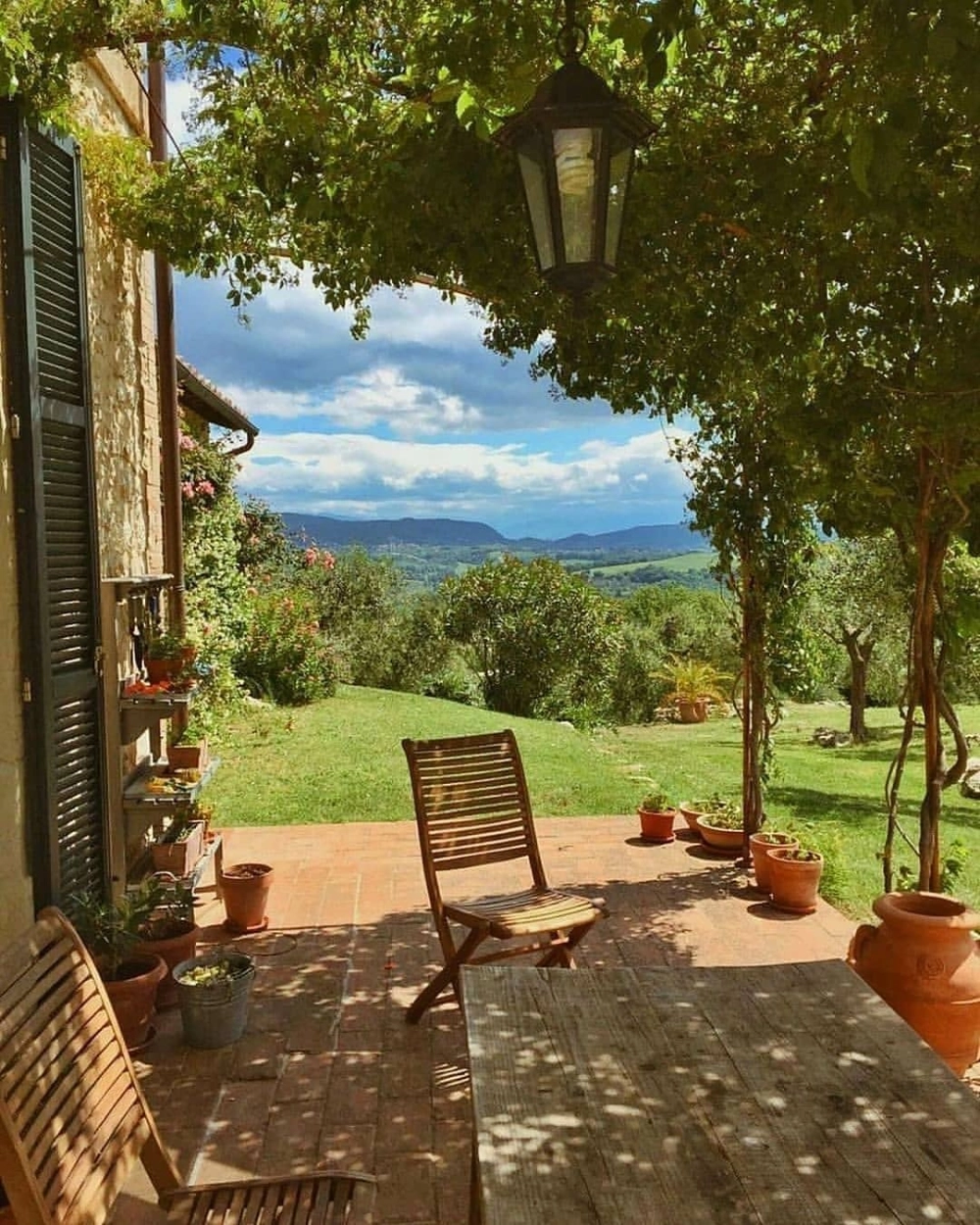 Ban công đẹp chung cư với giàn hoa treo tinh tế