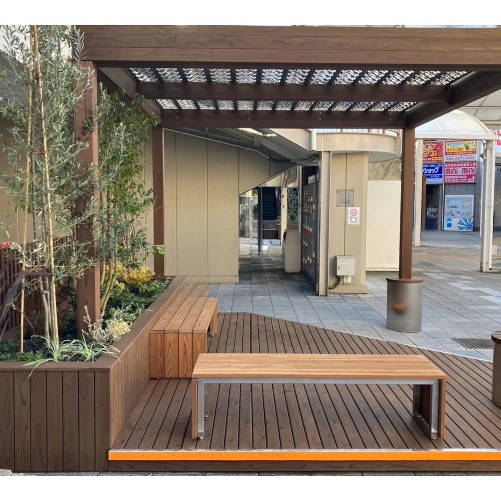 Bàn ghế sân vườn đá tự nhiên đặt dưới bóng cây xanh mát