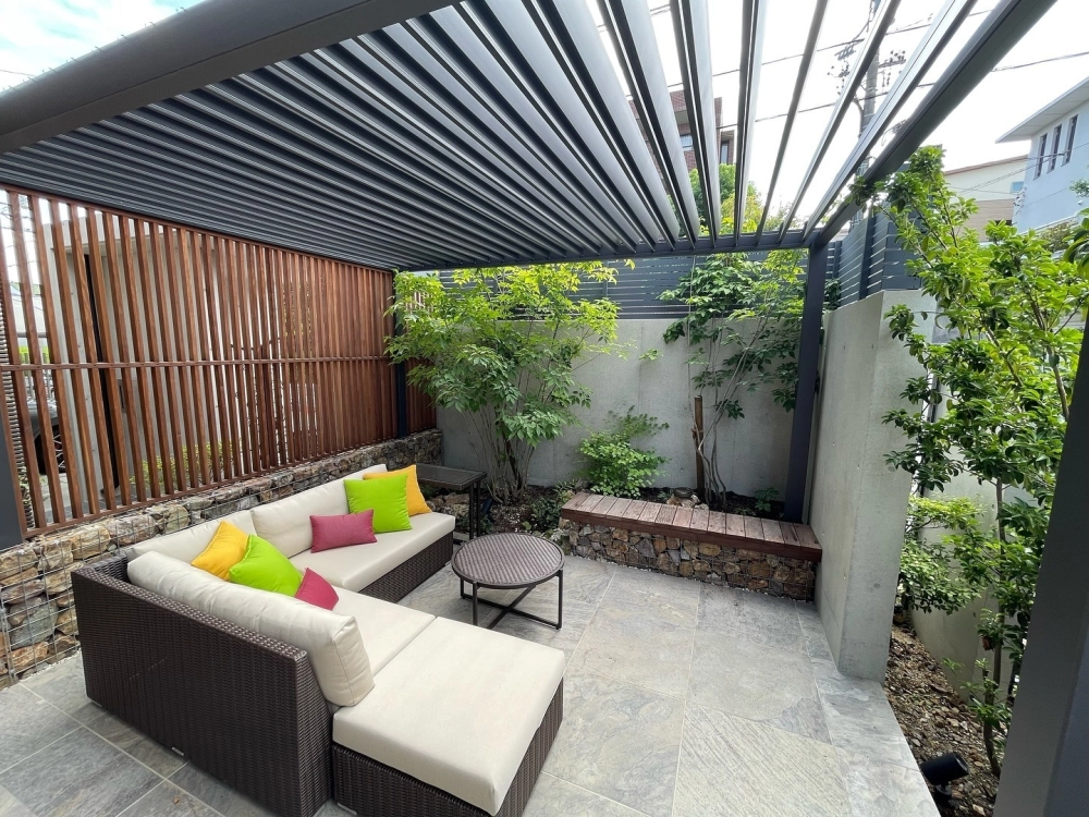 Kiểu bàn ghế sân vườn bằng gỗ kết hợp khung kim loại chắc chắn