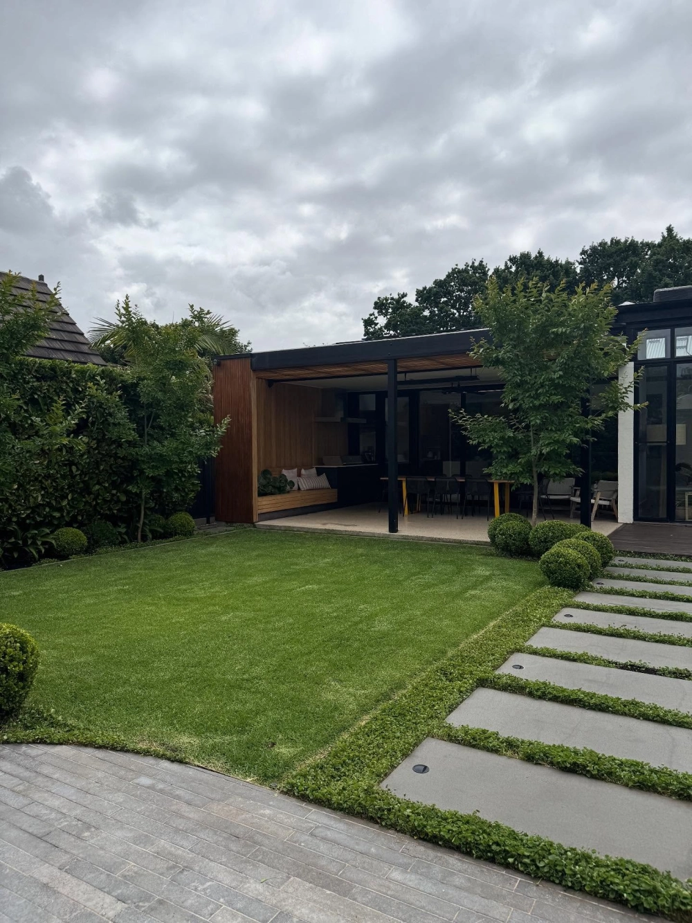 Cây bóng mát sân vườn đẹp mang lại vẻ sang trọng cho cảnh quan