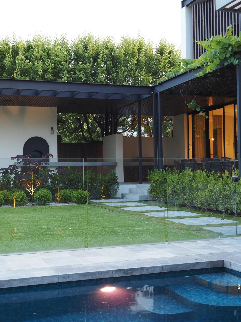 Cây bóng mát thường xanh giữ lá tươi tốt suốt bốn mùa