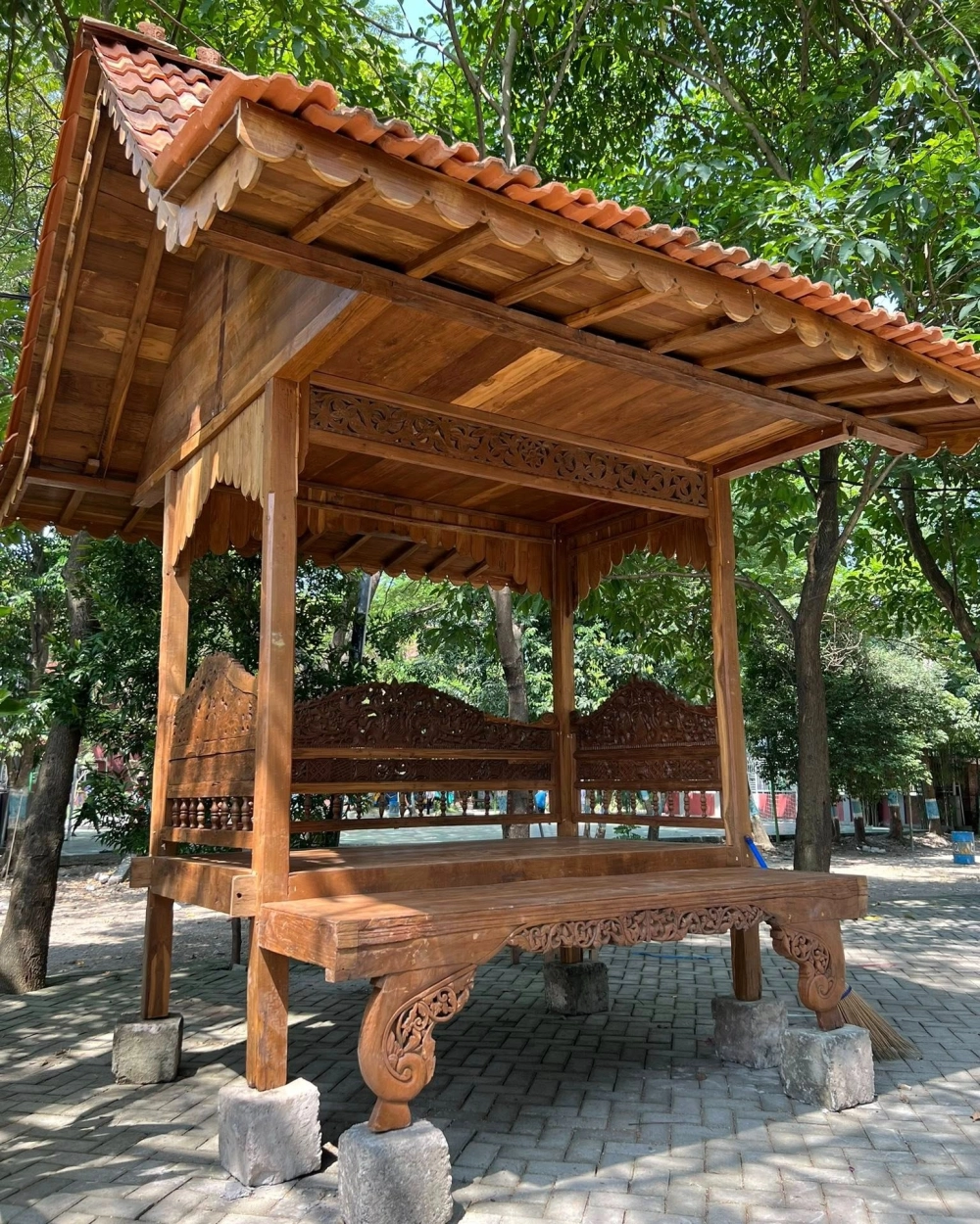 Lắp đặt rèm che nắng chòi nghỉ để bảo vệ không gian bên trong