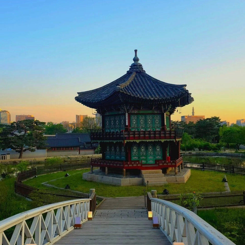 Chòi nghỉ sân vườn hiện đại tối giản phù hợp biệt thự phố