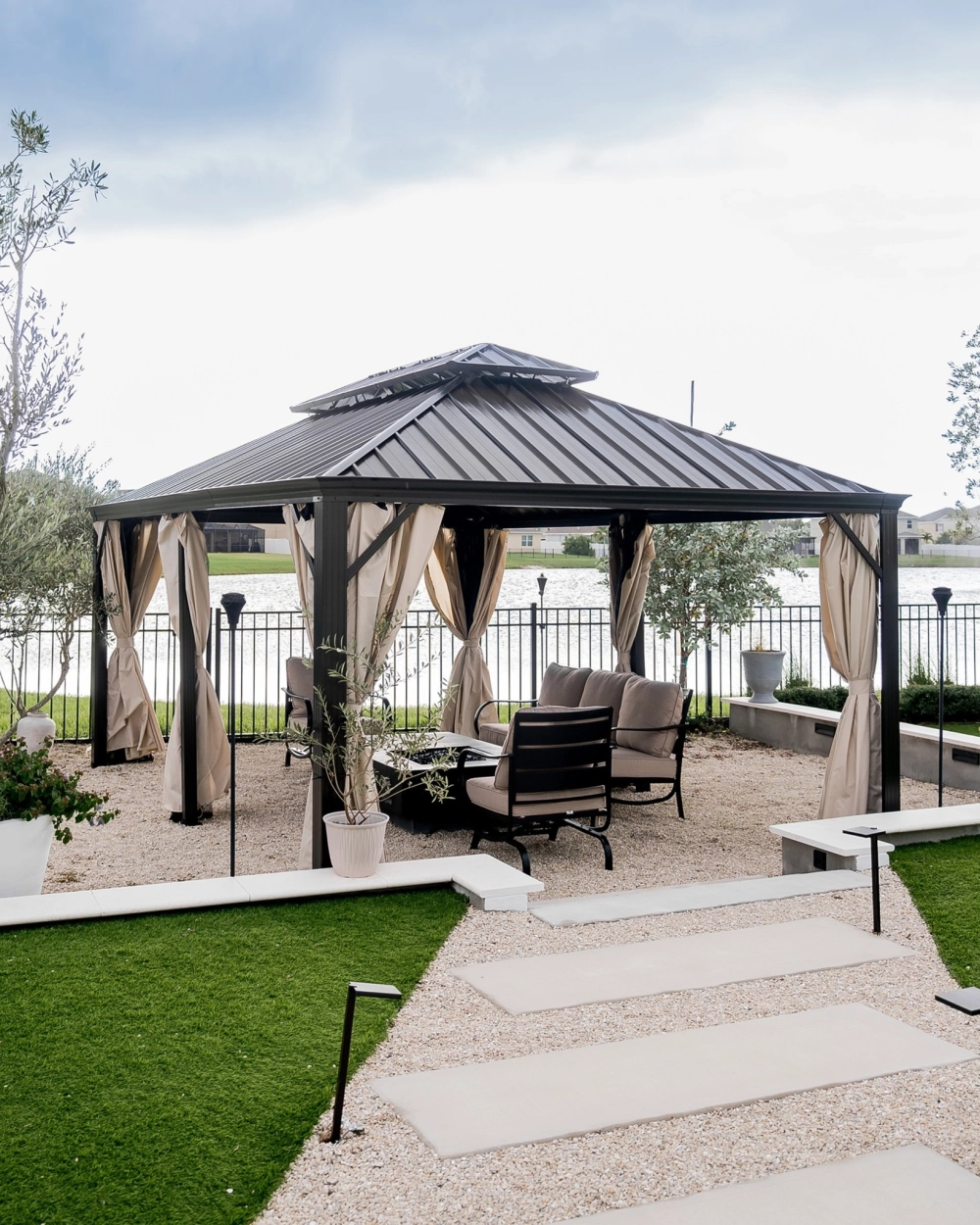 Mẫu chòi nghỉ sân vườn mái lá mát mẻ cho những ngày hè oi bức