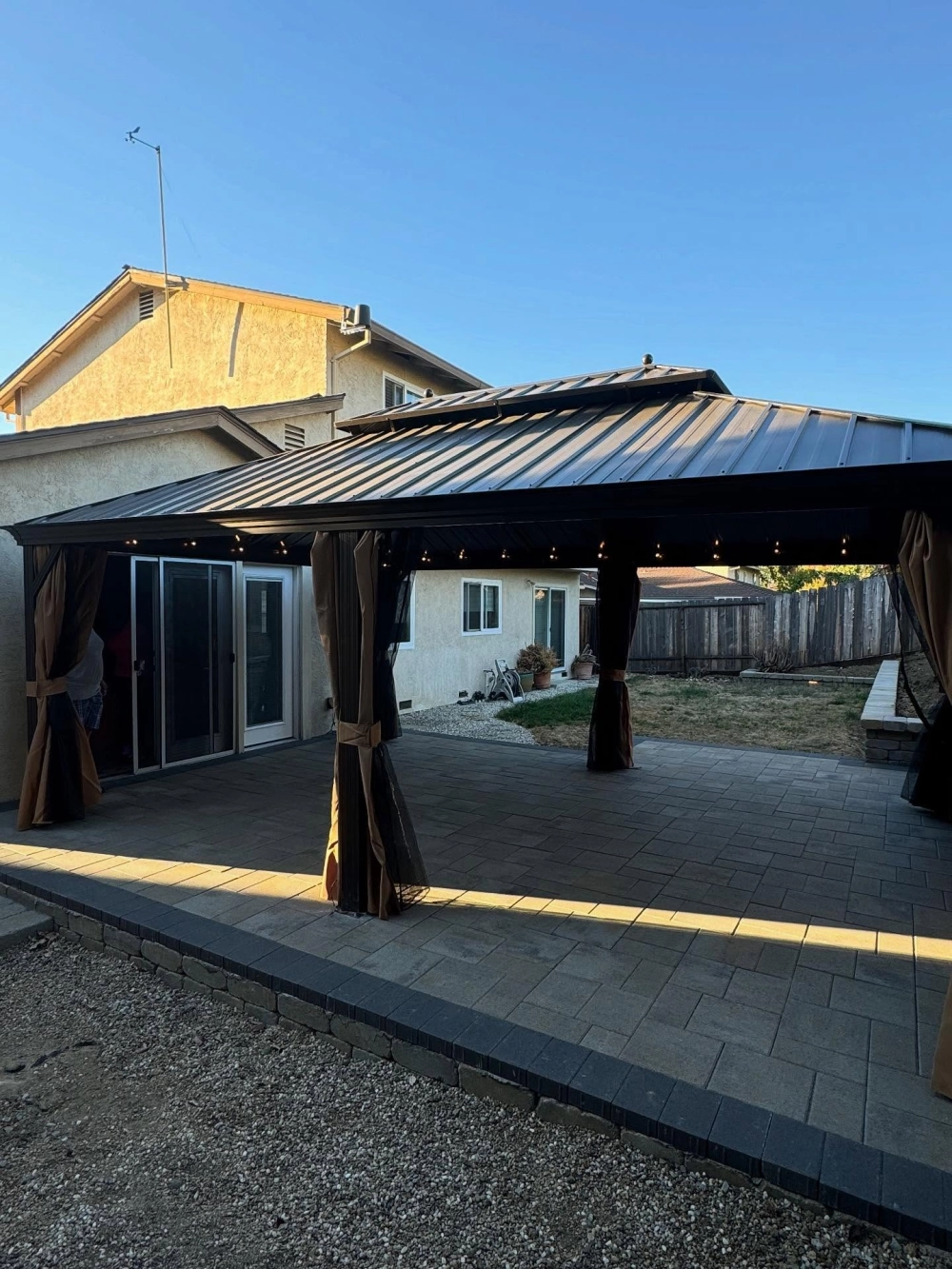 Chòi nghỉ sân vườn lục giác mang vẻ đẹp truyền thống Á Đông