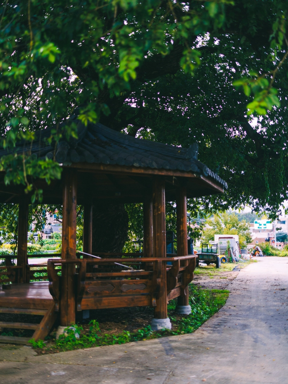 Sự kết hợp giữa gỗ và đá trong chòi nghỉ sân vườn hiện đại