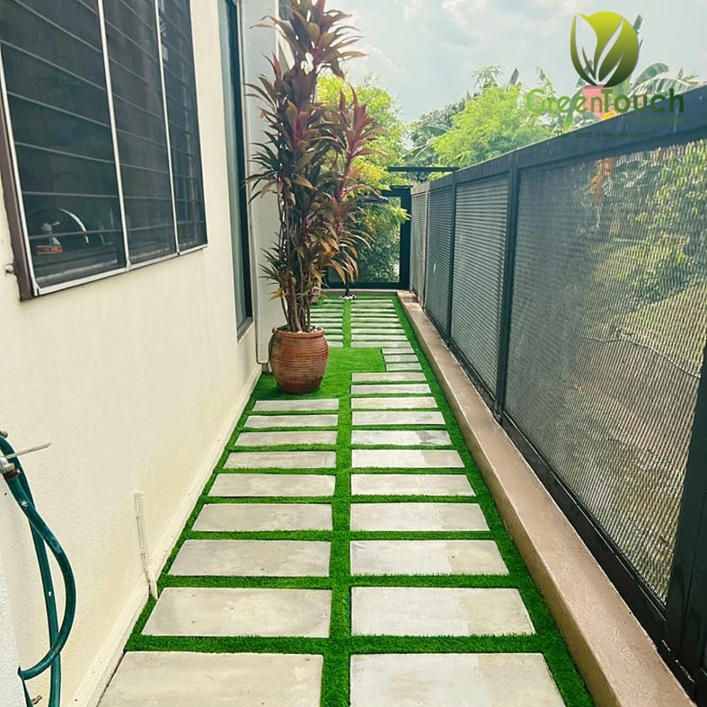 Thảm cỏ nhựa trang trí tiểu cảnh dưới chân cầu thang