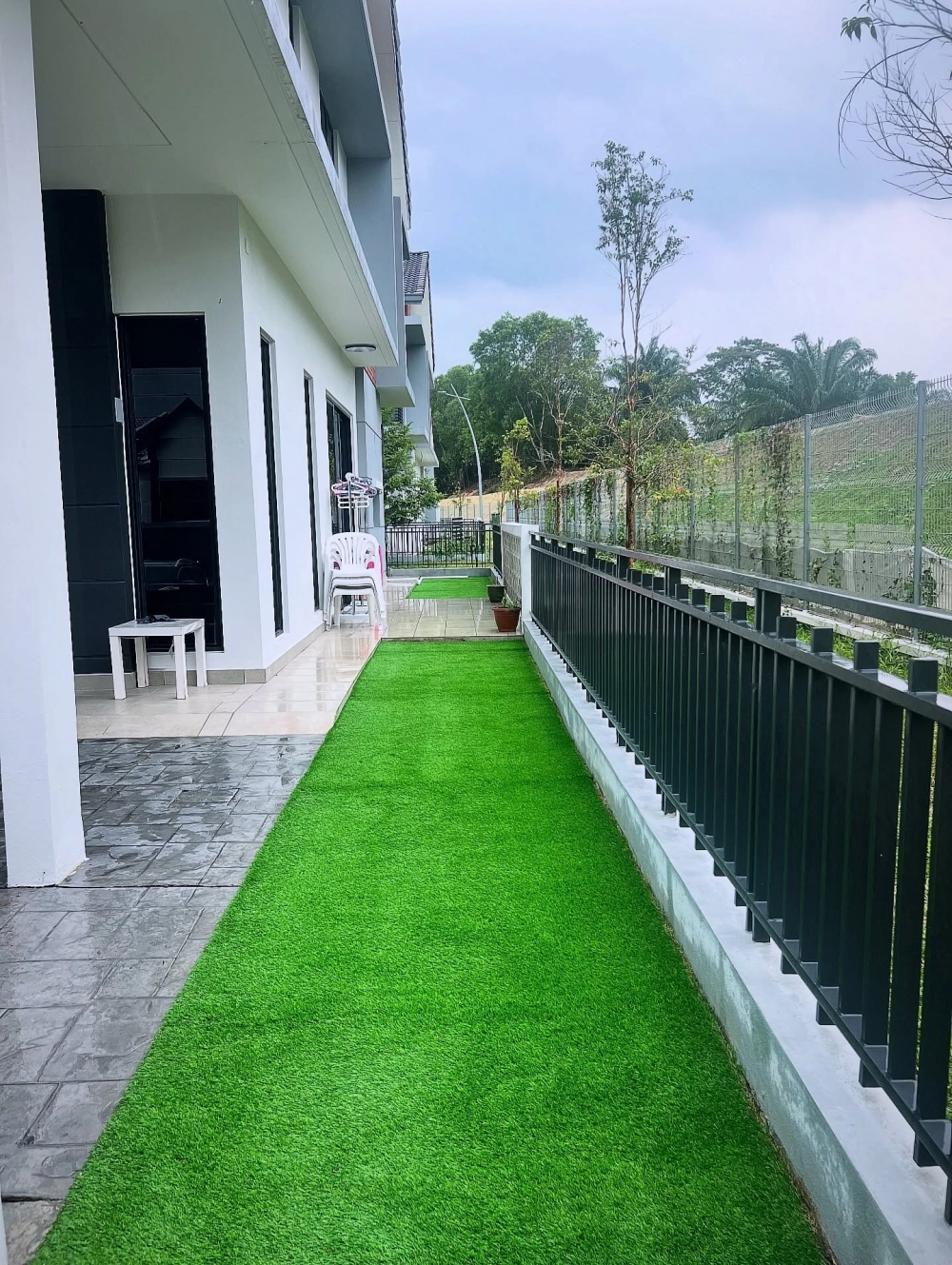 Cách trải cỏ nhân tạo sân vườn đúng kỹ thuật tại nhà