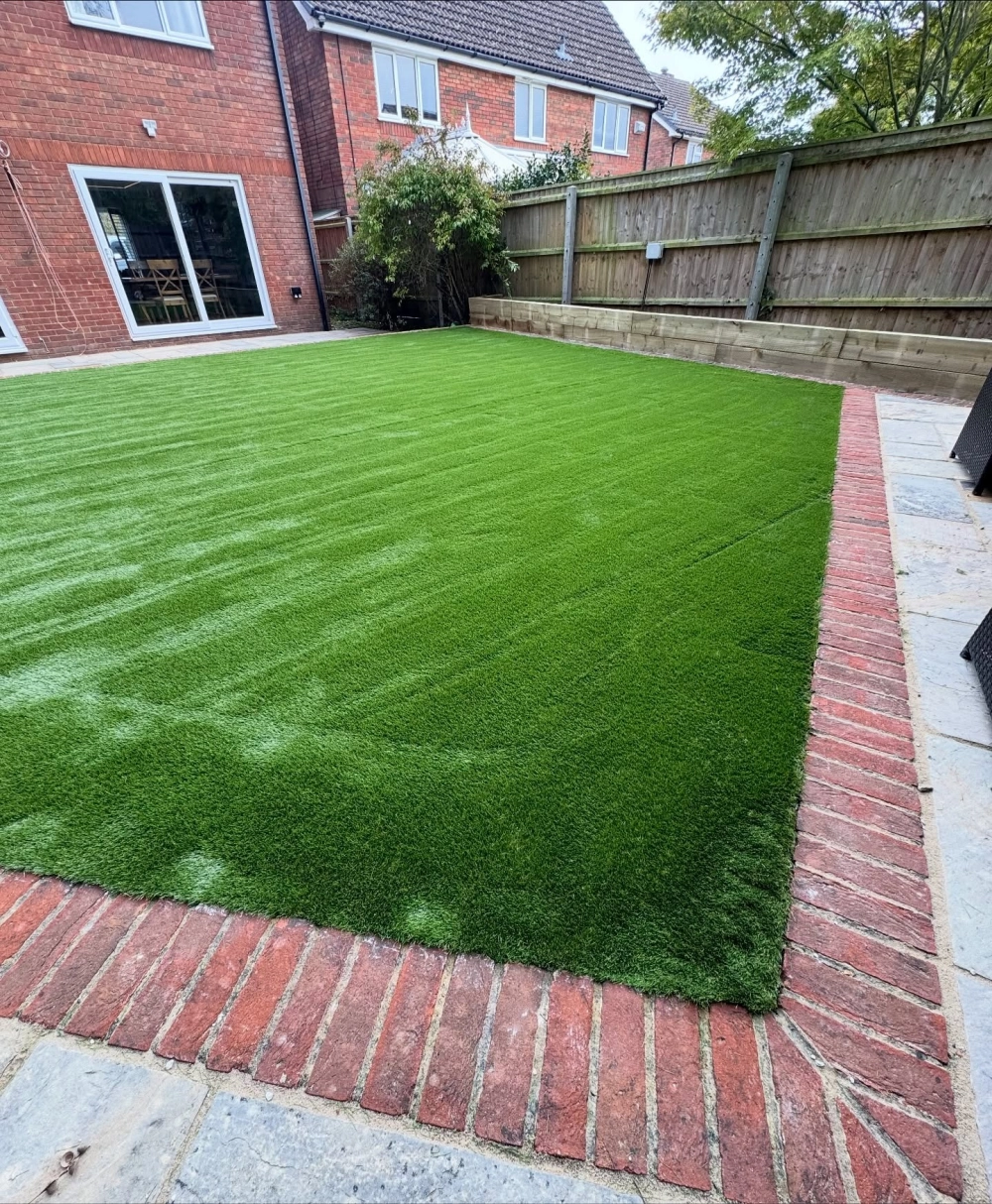 Thảm cỏ nhân tạo sân vườn giá rẻ cho quán cà phê