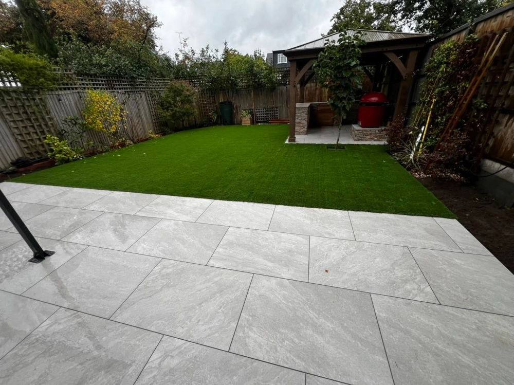 Cỏ nhân tạo ban công nhỏ gọn và xanh mát