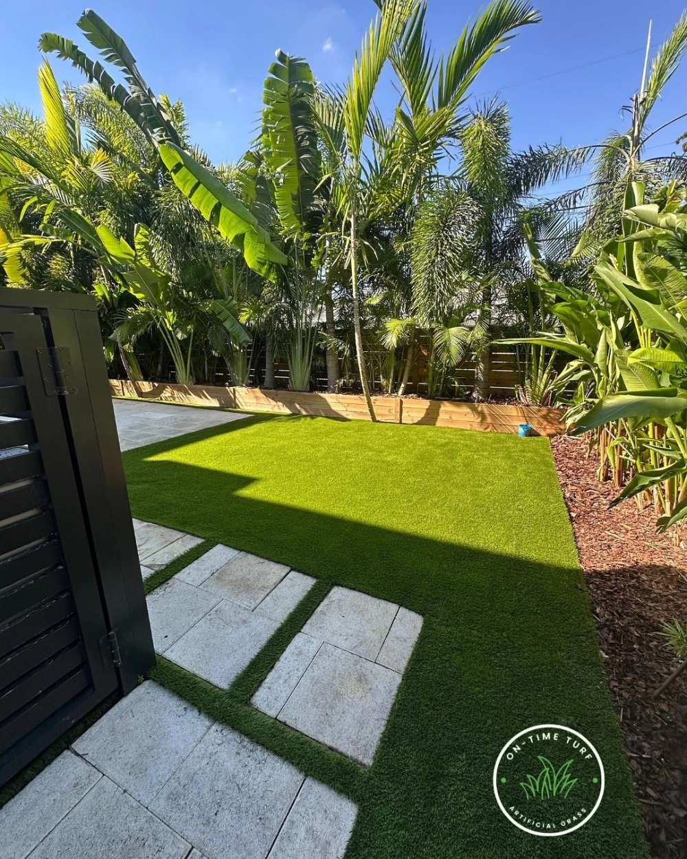 Mẫu sân vườn cỏ nhân tạo đẹp cho nhà phố hiện đại