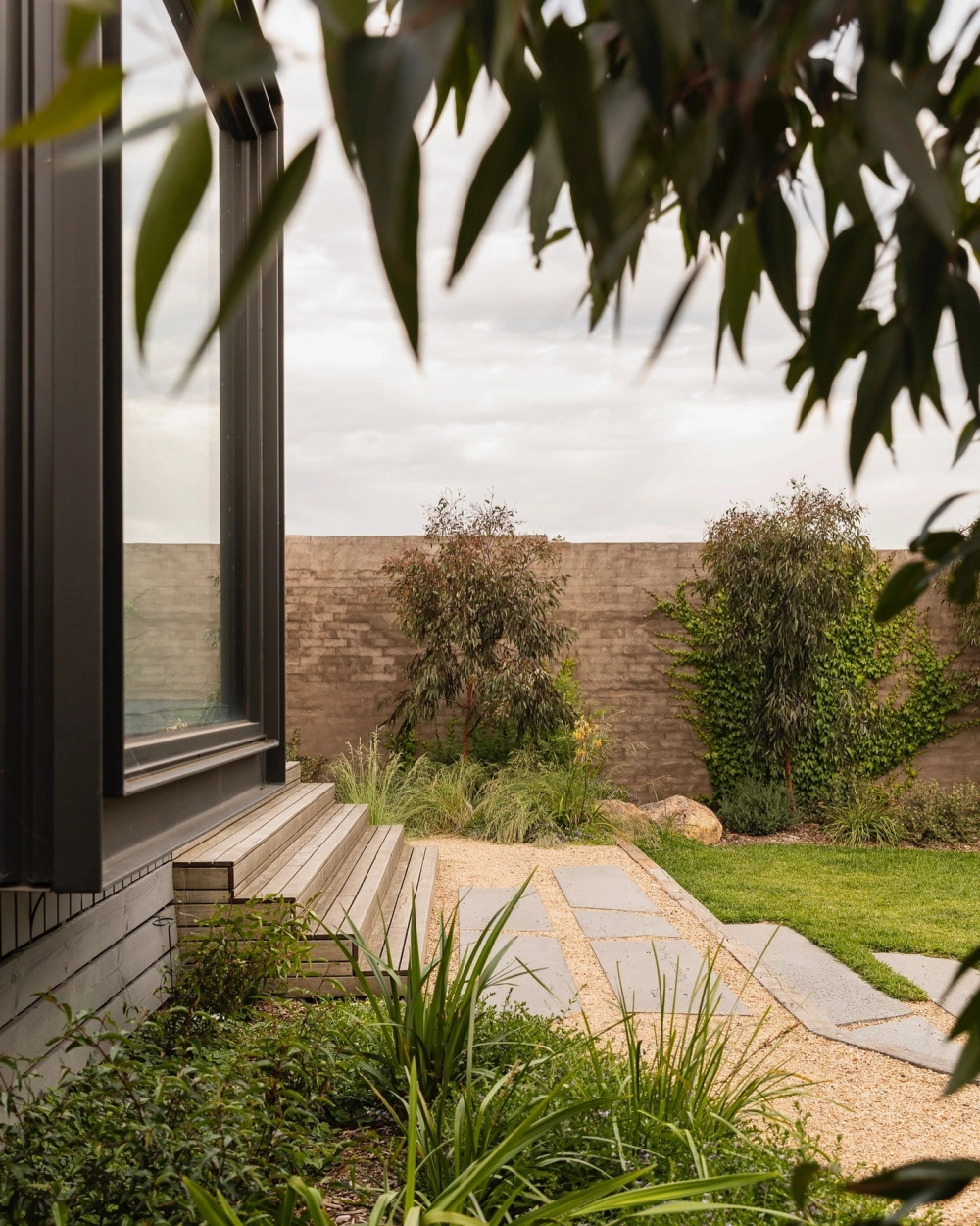 Không gian thư giãn với thảm cỏ lá gừng thái xanh mát