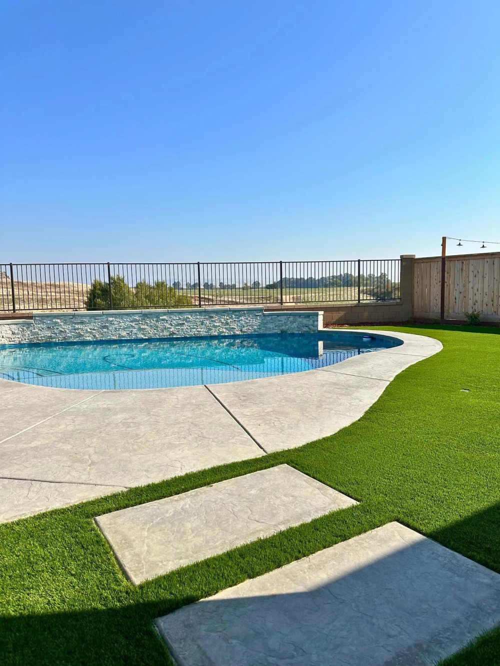 Hệ thống tưới cỏ sân vườn tự động phun mưa hiện đại