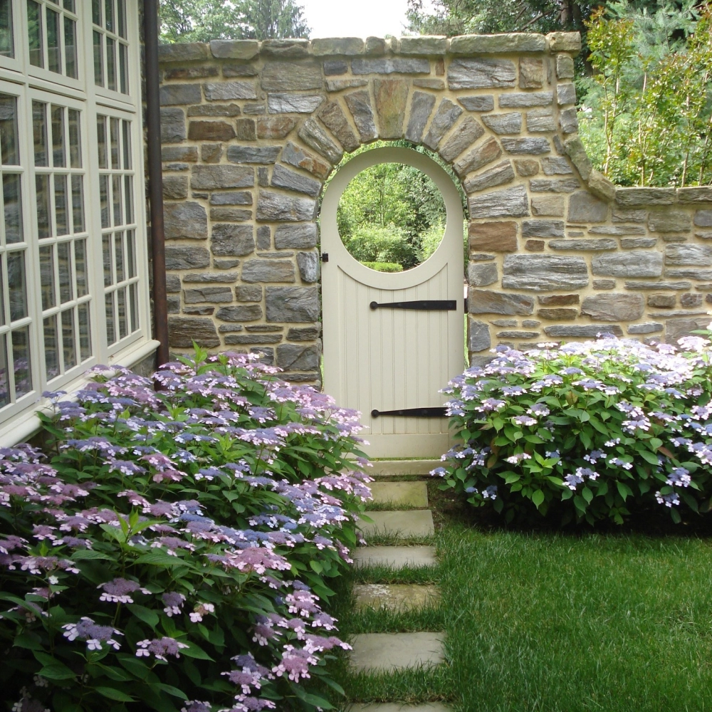 Màu sơn cổng nhà vườn đẹp hài hòa với màu sơn ngoại thất