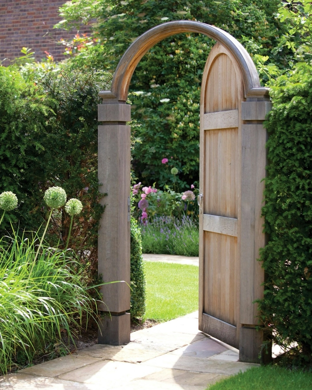 Mẫu cổng nhà vườn nhôm đúc cao cấp với hoa văn tinh xảo