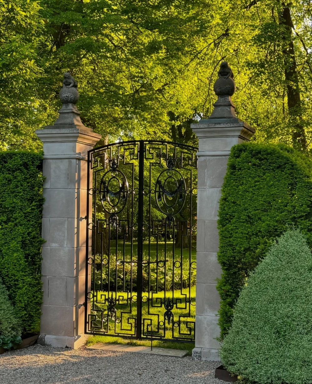 Cổng nhà vườn 4 cánh rộng rãi cho không gian biệt thự vườn