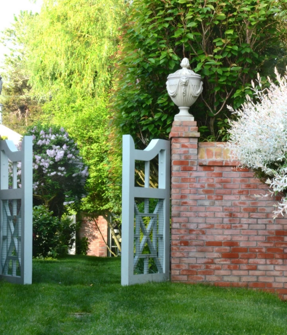 Mẫu cổng nhà vườn 2 cánh tiện lợi cho lối vào nhỏ