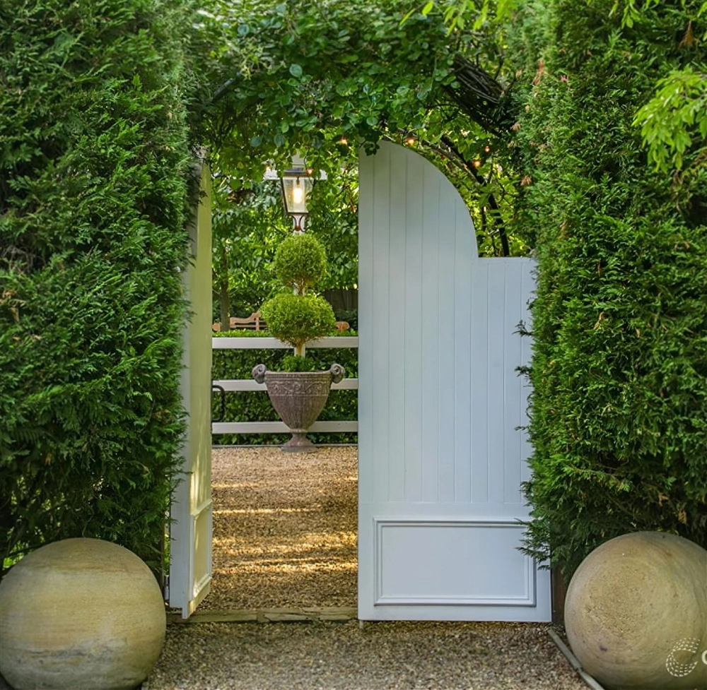 Cổng nhà vườn phong cách châu âu với họa tiết cổ điển