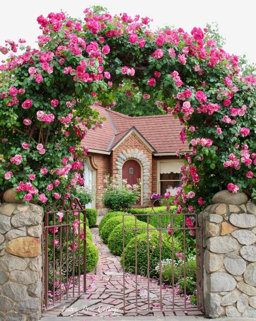 Mẫu trụ cổng nhà vườn đẹp trang trí bằng đèn ngoại thất