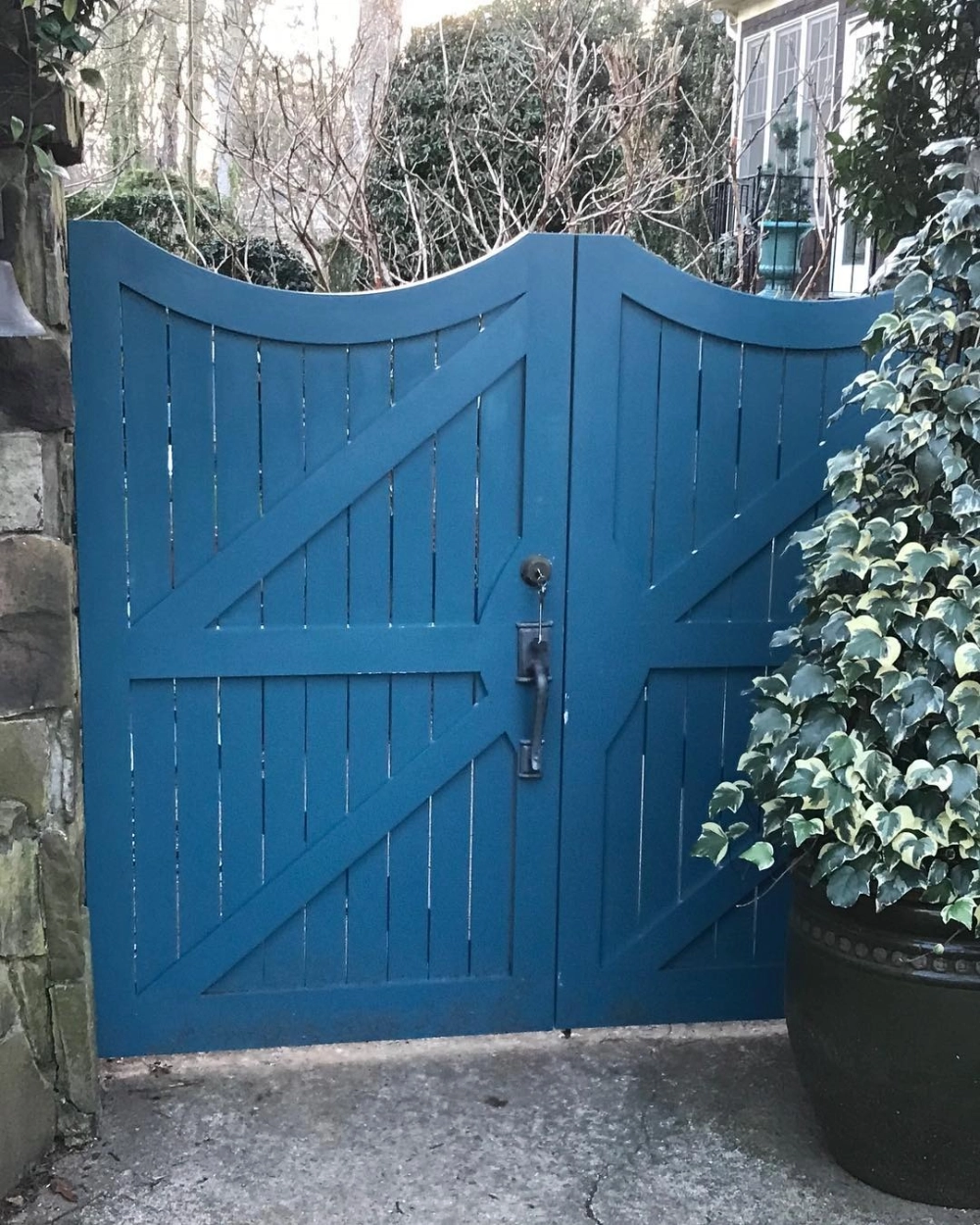 Cổng hàng rào nhà vườn đẹp phối hợp cùng cây xanh che phủ