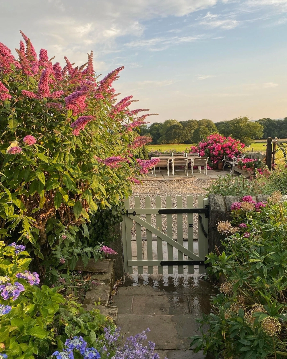 Thiết kế cổng nhà vườn mái thái sang trọng và bề thế