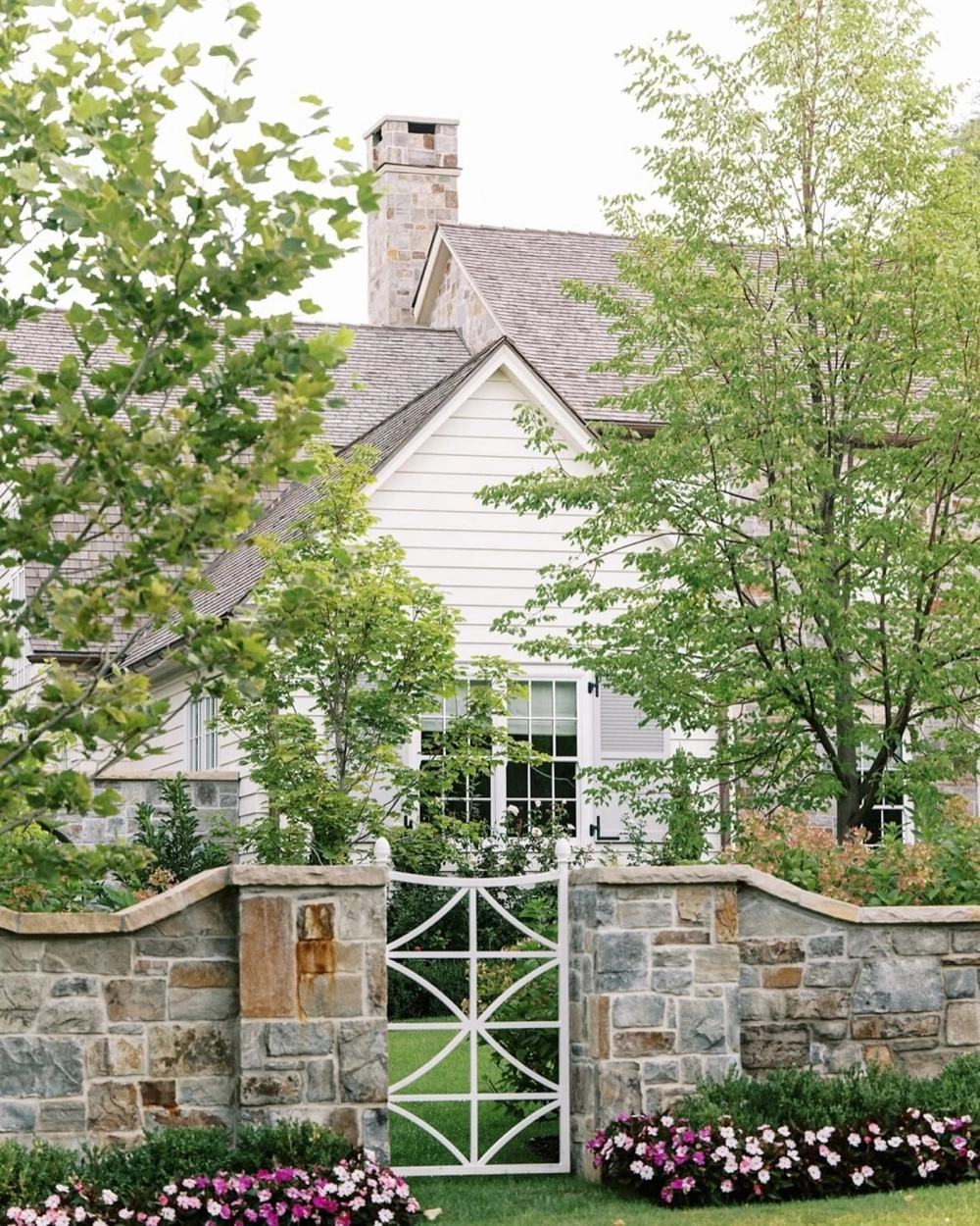 Cổng nhà vườn bằng gỗ mộc mạc kết hợp tường đá tự nhiên