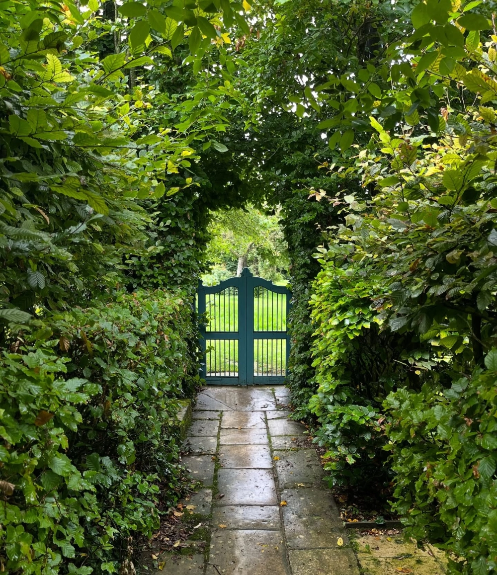 Cổng nhà vườn đẹp ở nông thôn với thiết kế mái thái truyền thống