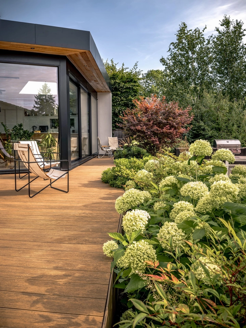 Đá lát sân vườn chống trơn an toàn cho người già