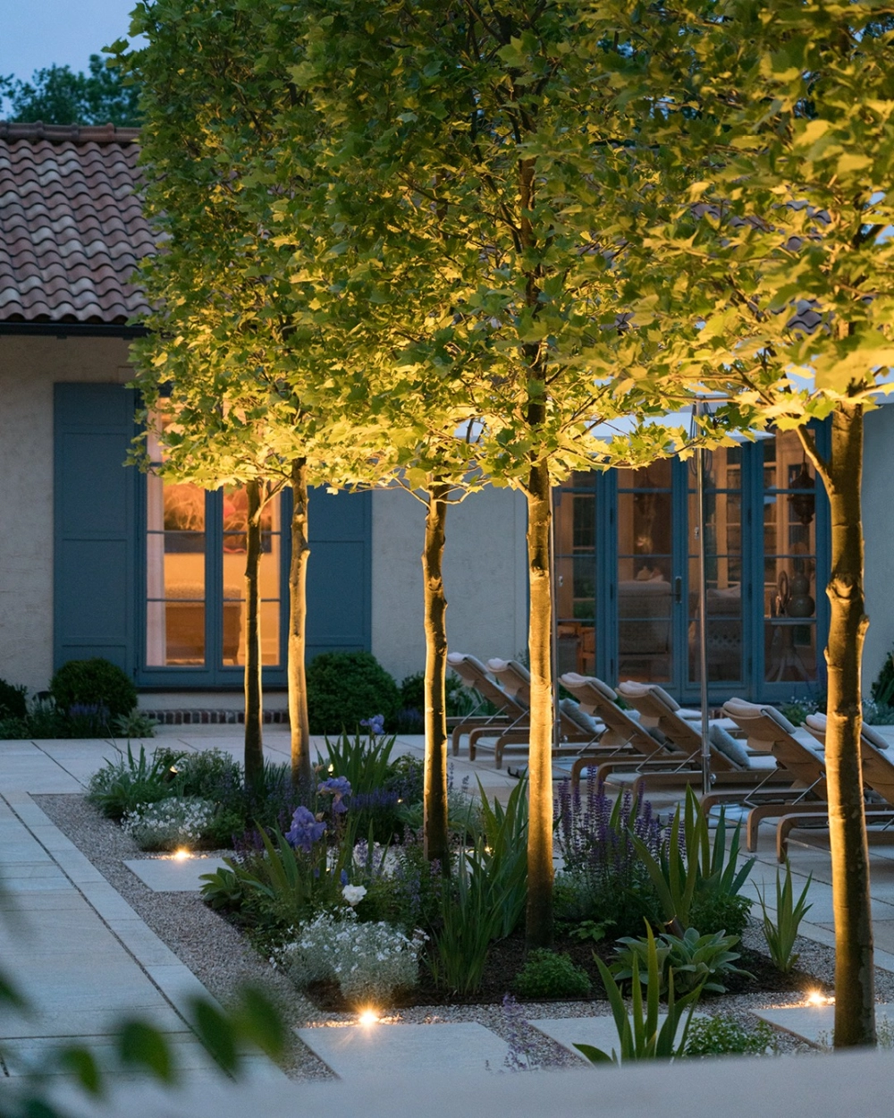 Đèn tường sân vườn gắn vách đá tạo hiệu ứng ánh sáng đẹp