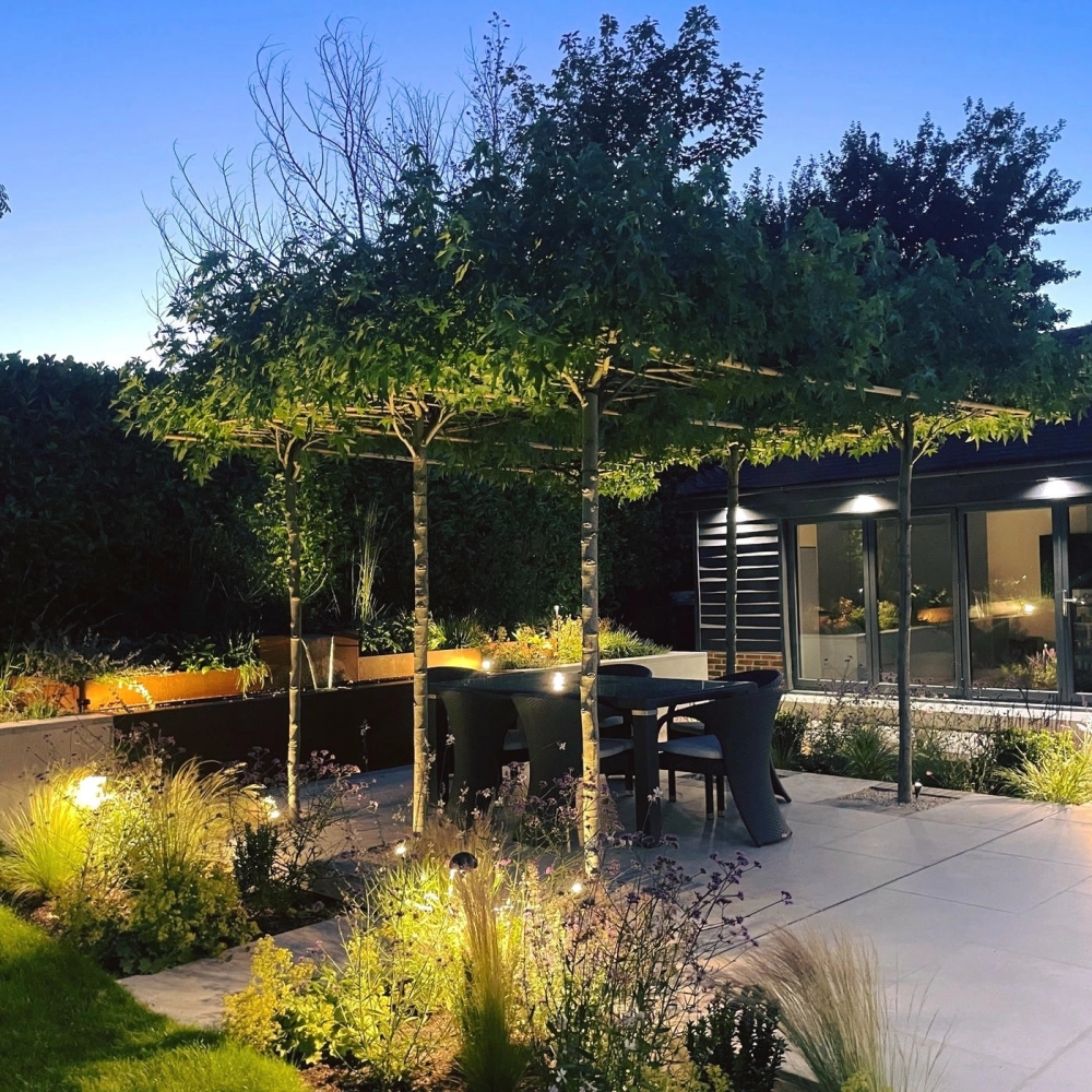 Không gian tĩnh lặng với đèn đá sân vườn nhật bản bên hồ cá