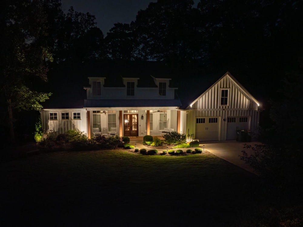 Đèn cắm cỏ sân vườn dùng để chiếu rọi bụi hoa màu sắcv