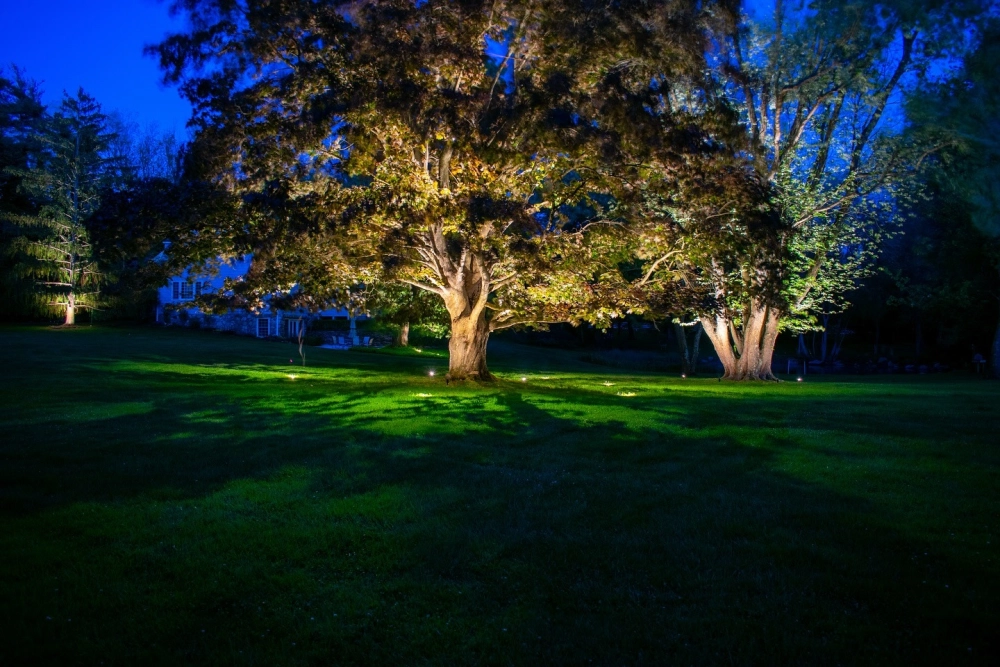 Đèn thả sân vườn treo trên ban công tạo điểm nhấn lãng mạn