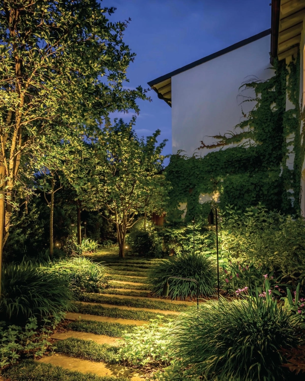 Mẫu đèn nấm sân vườn thiết kế tối giản phù hợp biệt thự hiện đại