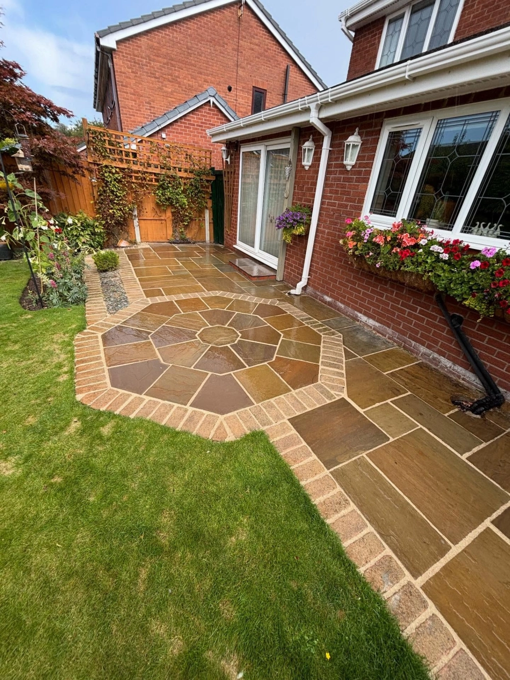 Thiết kế không gian xanh mát với gạch lát sân vườn giả cỏ