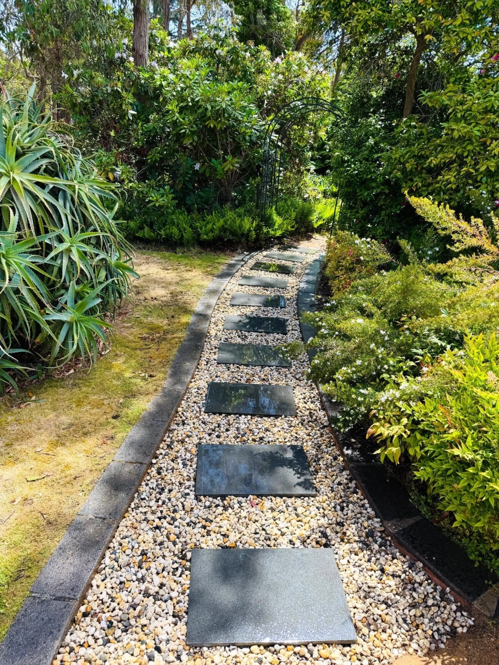 Gạch lát sân vườn giả đá mang lại vẻ sang trọng tự nhiên