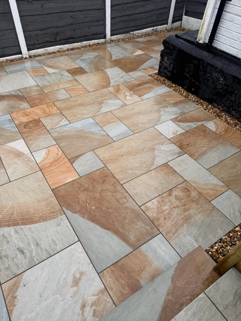 Vẻ đẹp cổ điển của gạch đỏ lát sân truyền thống cho nhà phố