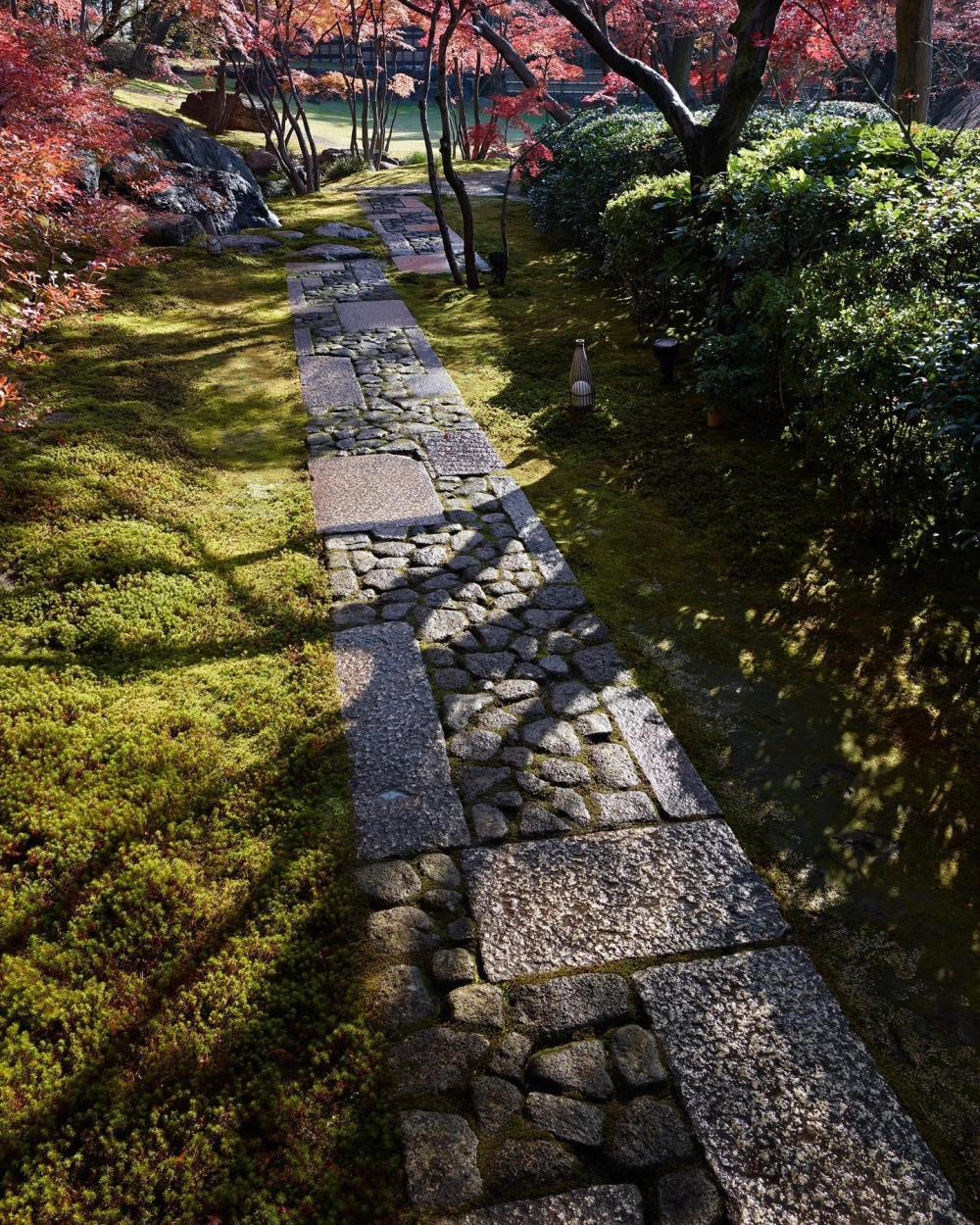 Sử dụng gạch lát sân vườn giá rẻ nhưng vẫn đảm bảo độ bền