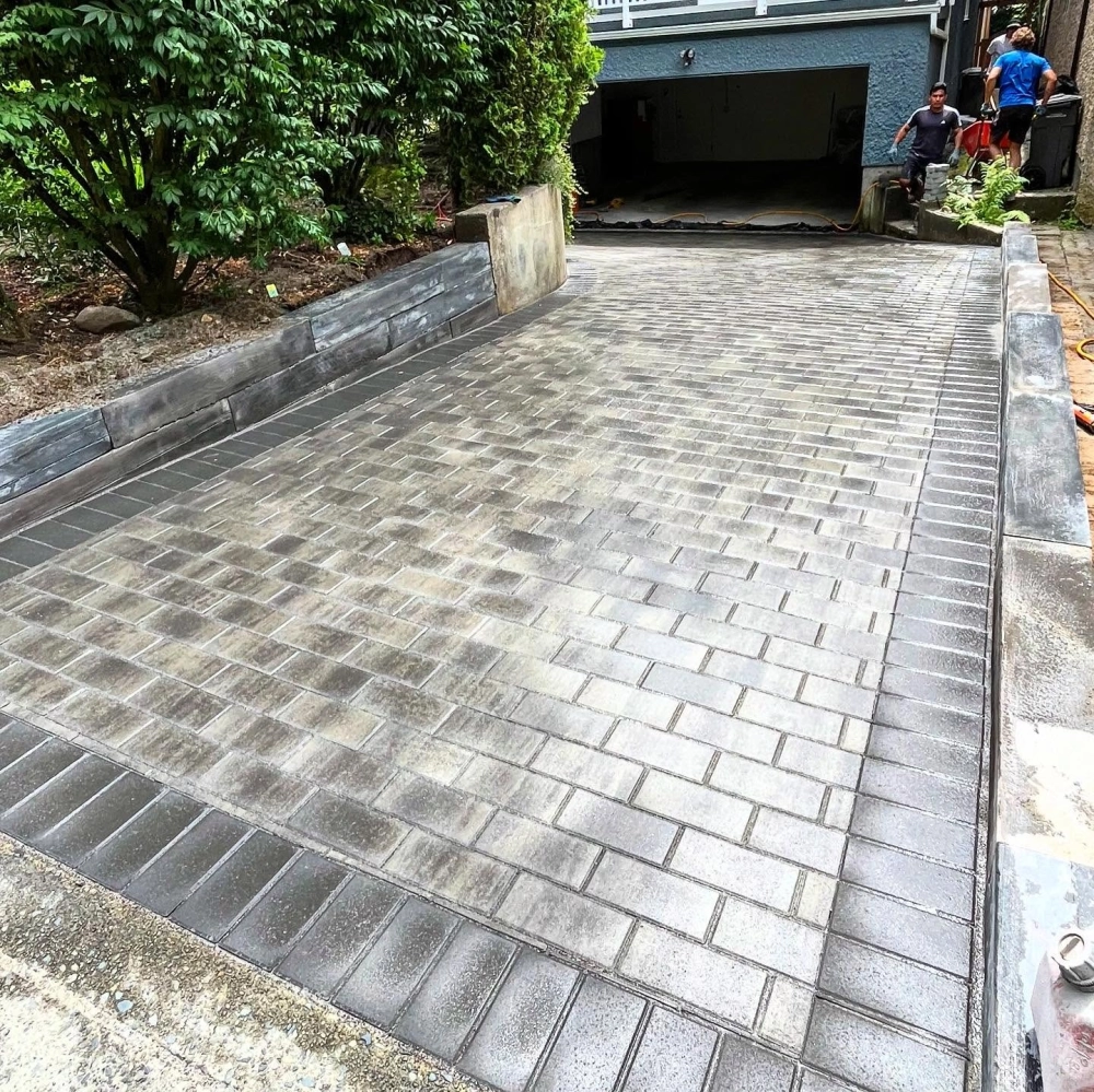 Gạch lát sân vườn chống trơn đảm bảo an toàn khi trời mưa