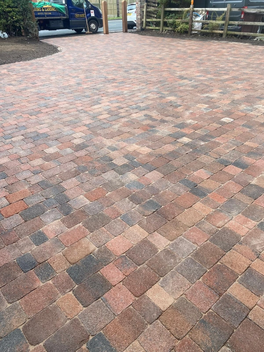 Mẫu gạch lát sân vườn đẹp cho không gian kiến trúc hiện đại