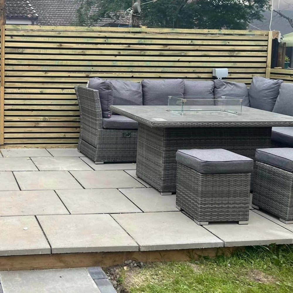 Mẫu hàng rào sân vườn gỗ thanh ngang hiện đại tạo không gian riêng tư cho khu vực bàn ghế thư giãn ngoài trời