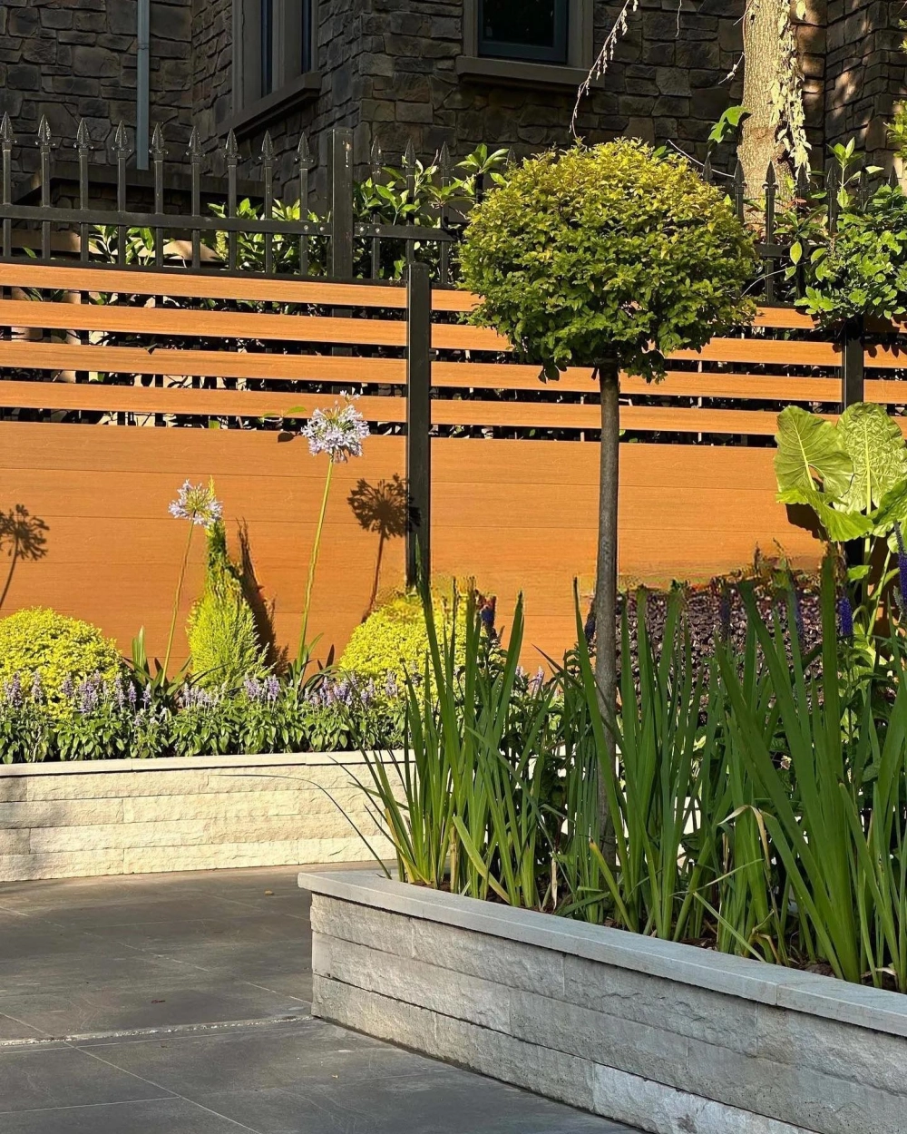 Mẫu hàng rào sân vườn thấp giúp mở rộng tầm nhìn