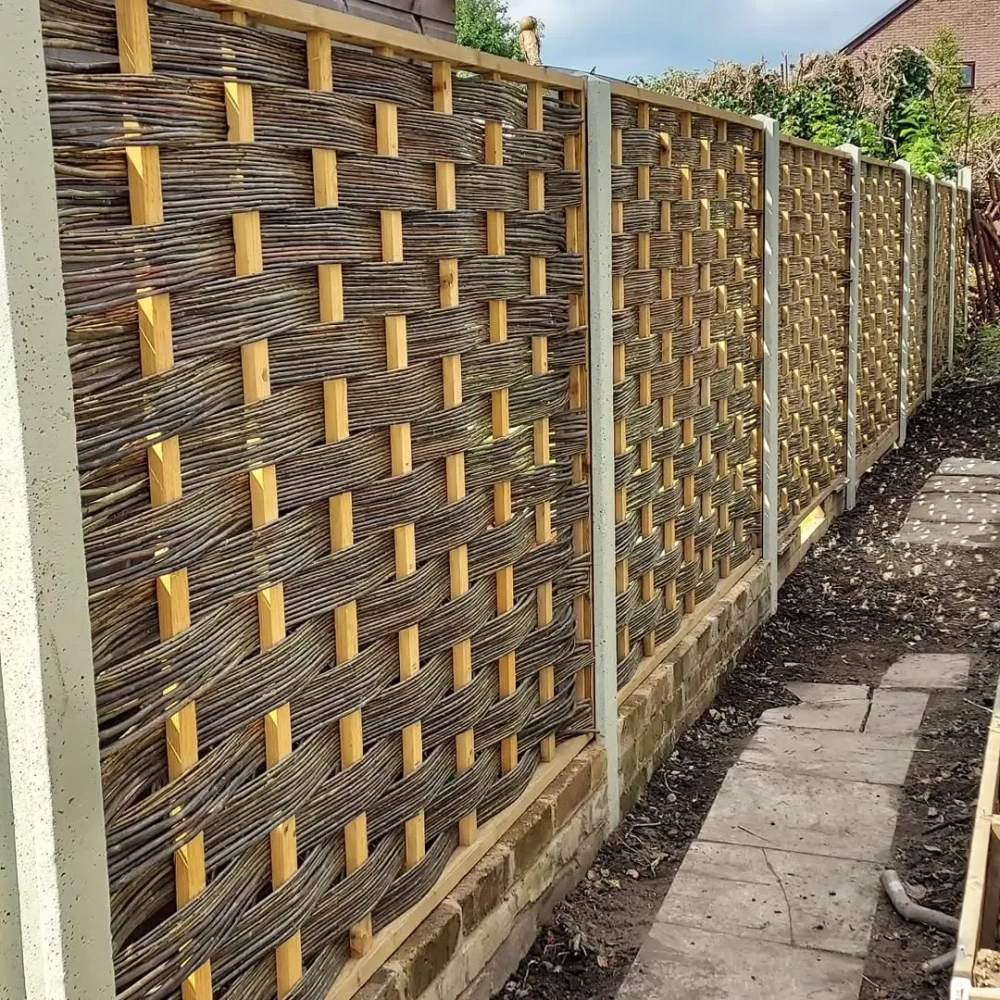 Hàng rào sân vườn thiết kế nan gỗ thoáng khí kết hợp trồng hoa và cây cảnh trang trí chân tường đẹp mắt