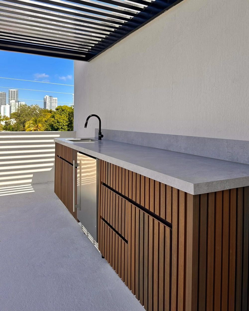 Bàn ăn khu vực BBQ ngoài trời bằng gỗ tự nhiên sang trọng