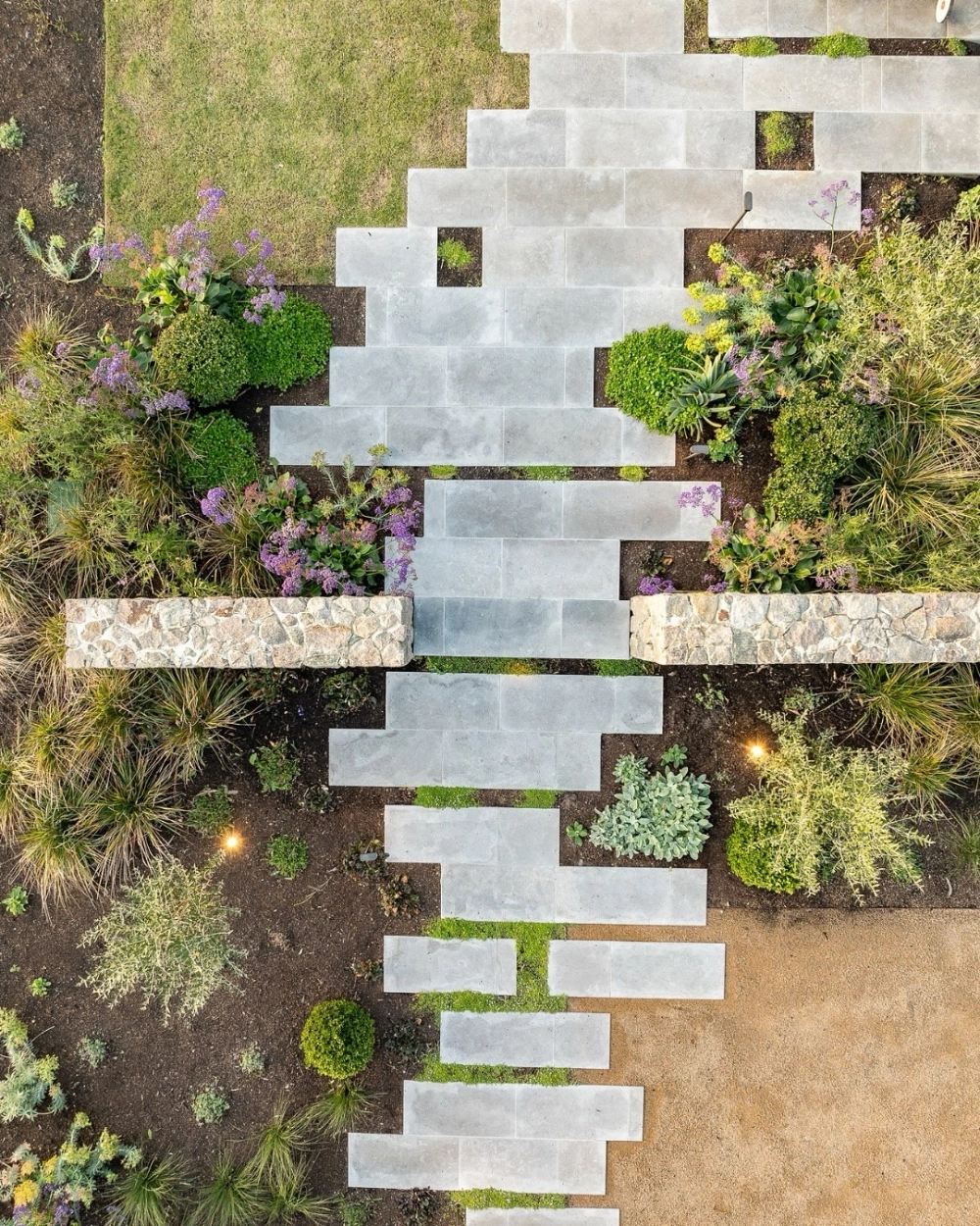 Không gian xanh mát với lối đi sân vườn cỏ nhật mịn màng