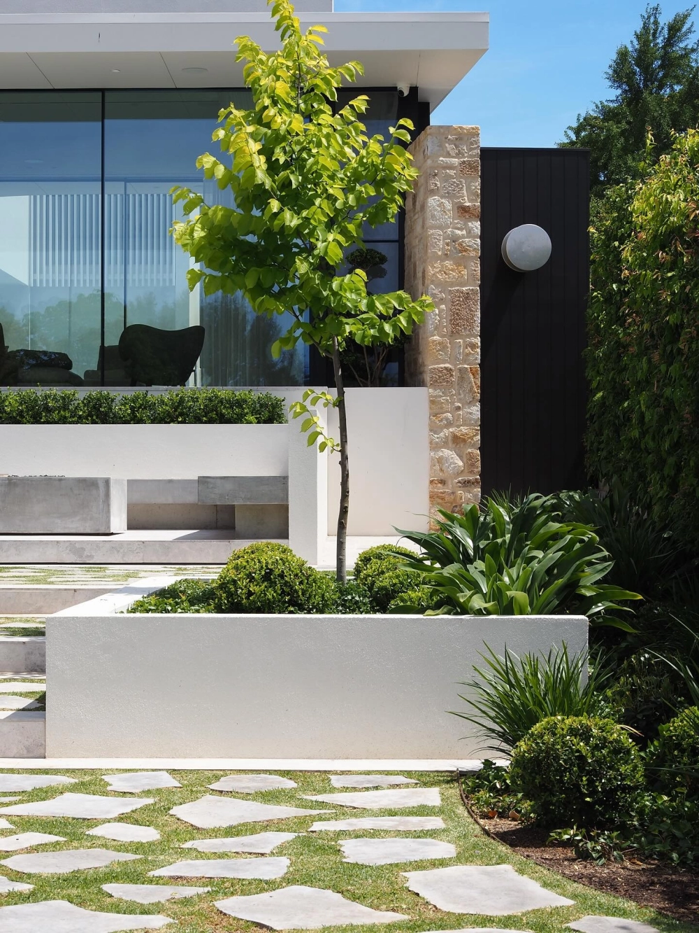 Lối đi sân vườn bằng bê tông giả đá hiện đại và tiết kiệm