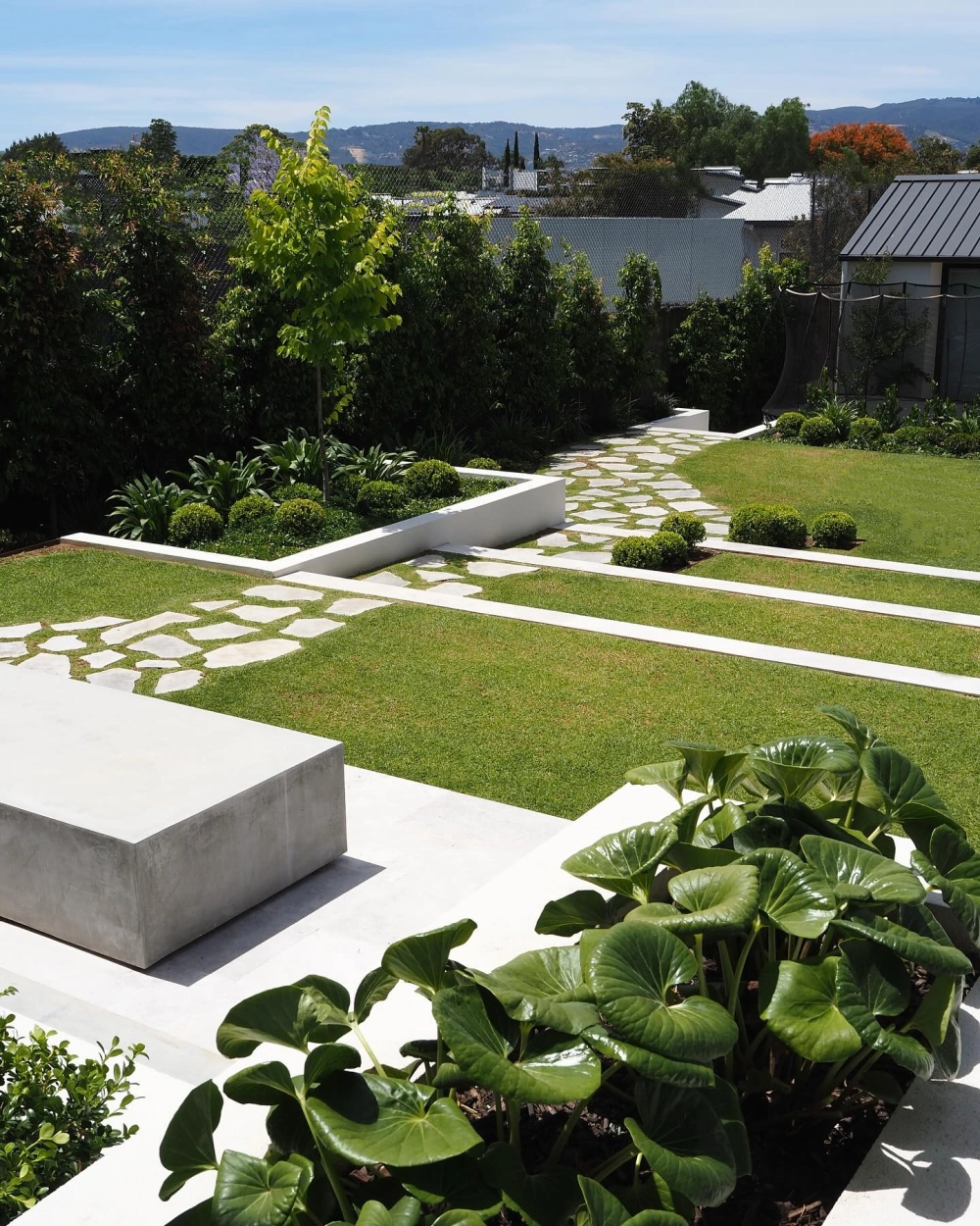 Lối đi sân vườn rải sỏi trắng mang phong cách Nhật Bản