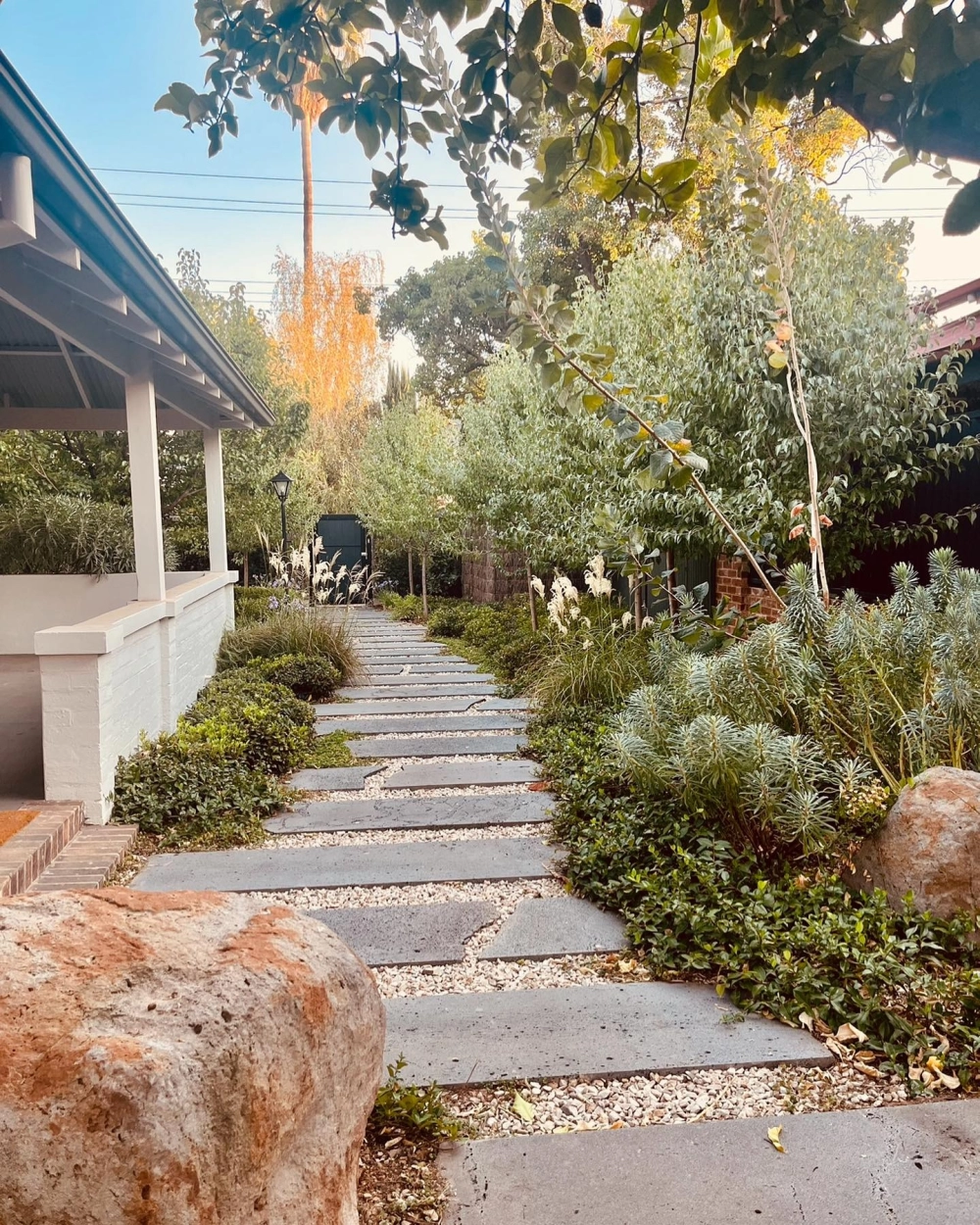 Đá lát lối đi sân vườn tự nhiên tạo vẻ đẹp bền vững