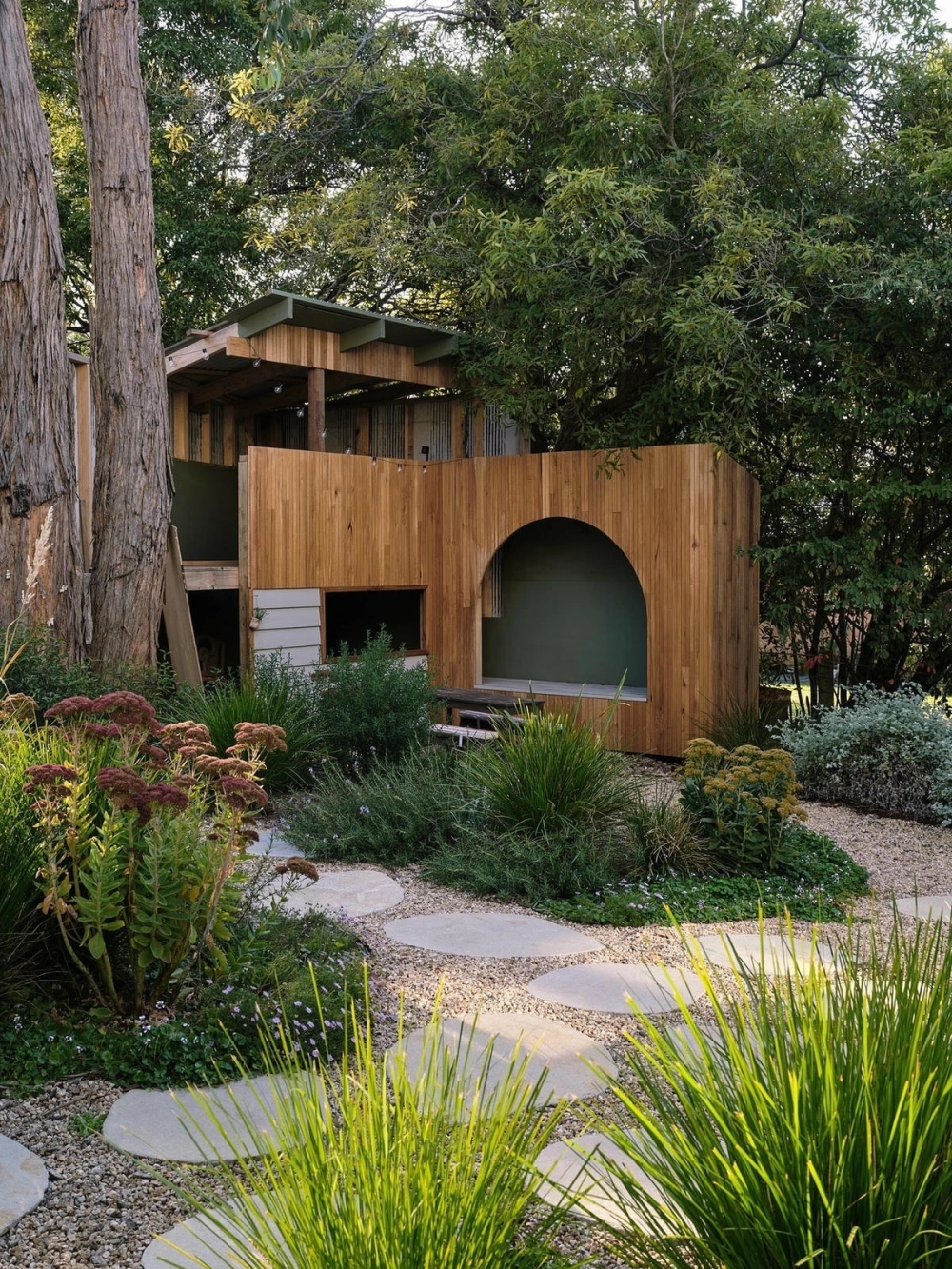 Gạch lát lối đi sân vườn sắp xếp theo hình xương cá