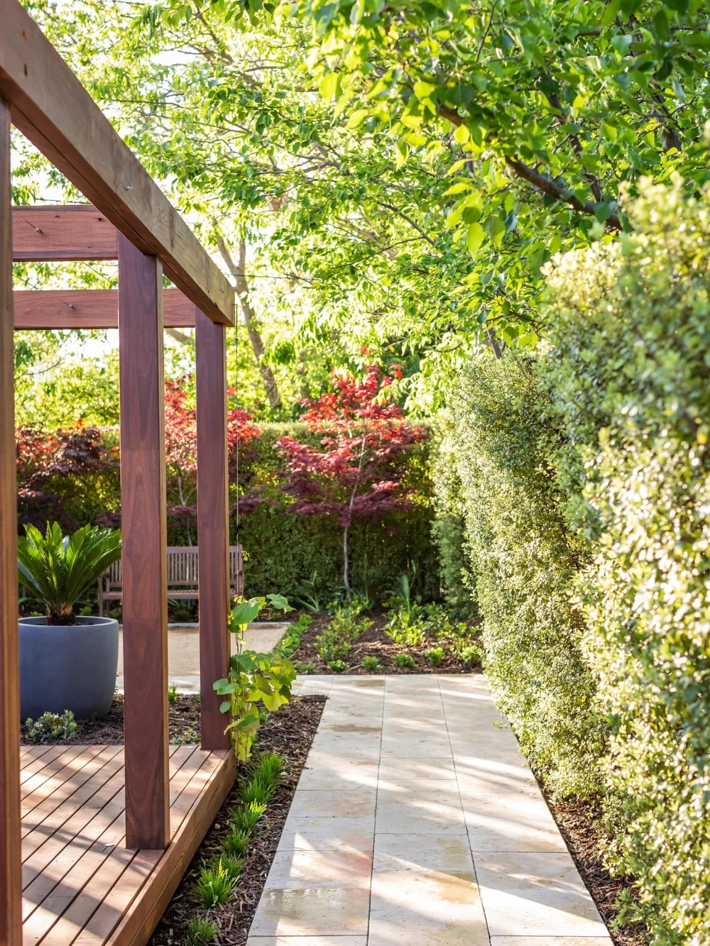 Trang trí mẫu sân vườn đẹp trước cổng nhà tạo ấn tượng ngay từ cái nhìn đầu tiên